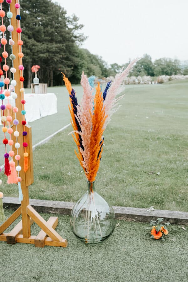 Dames Jeanne et pampas colorés pour un mariage d'exception par Esprit Pop'Up