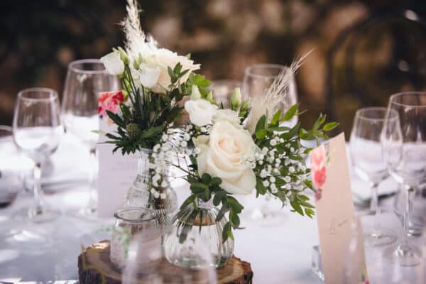 Petits bouquets de fleurs pour un centre de table romantique par Esprit Pop'Up