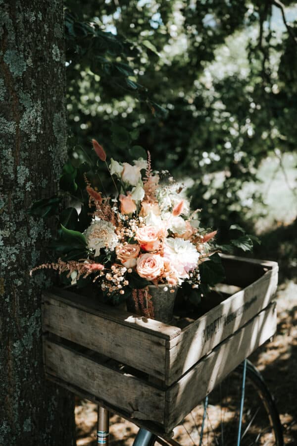 Composition floral vintage et rétro pour un mariage organisé par Esprit Pop'Up