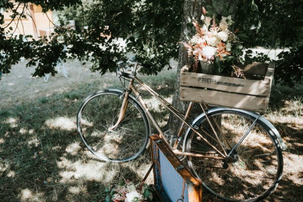 Bicyclette vintage pour un mariage rétro disponible à la location chez Esprit Pop'Up