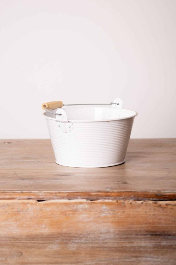 Pot en métal blanc