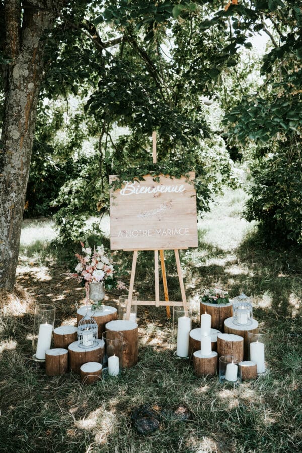 Un joli panneau de bienvenue fait main par Esprit Pop'Up, des troncs d'arbre et des bougies, ambiance nature et cocooning garanti!