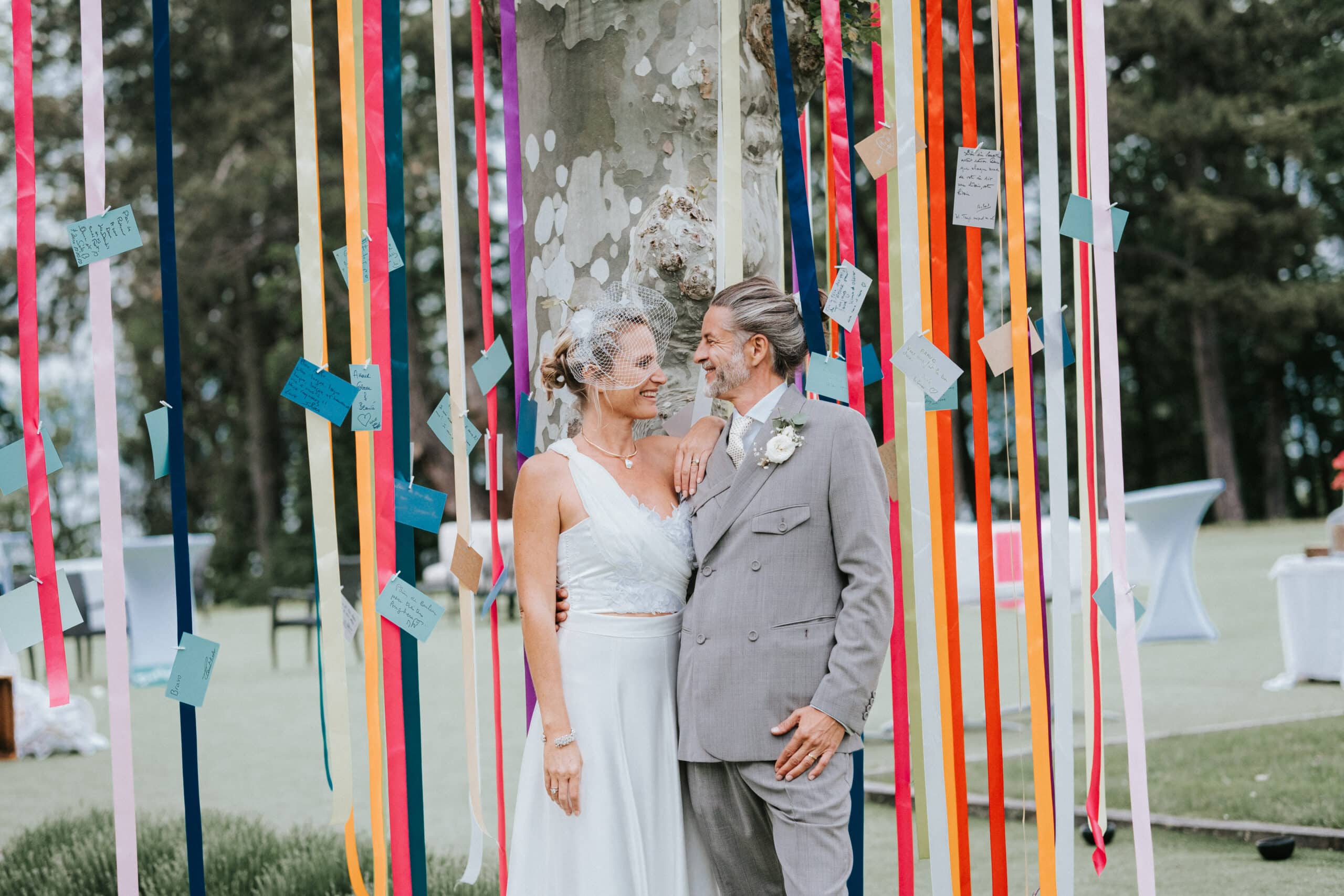 Couple de mariés sous un arbre à voeux tout en couleur crée par Esprit Pop'Up